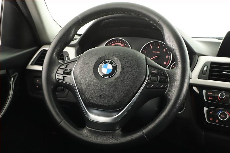 BMW Řada 3 (2017) 318 d, Automat, Tempomat - fotka 8 z 20