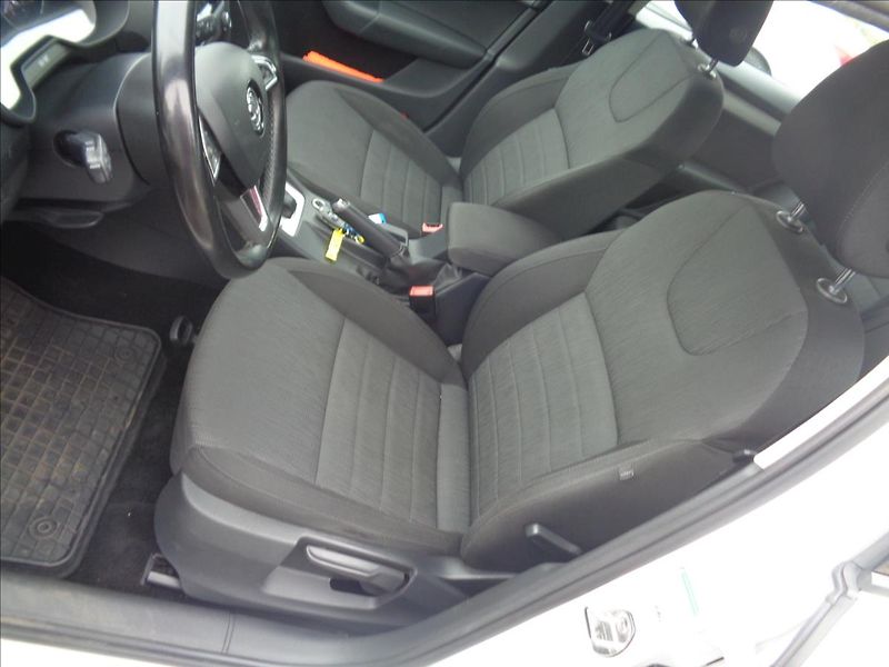 Škoda Octavia 1,6 - fotka 17 z 19