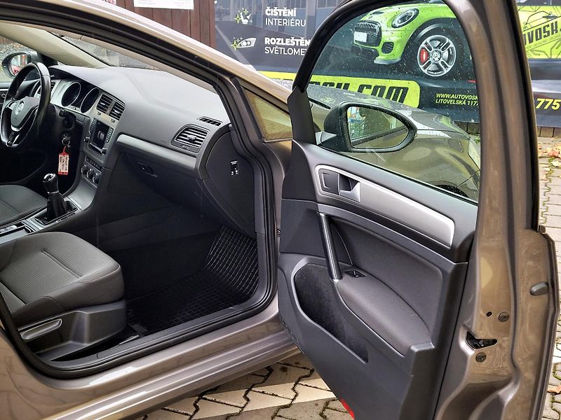 Volkswagen Golf 1,6 TDi CZ*DIGIKLIMA*SERVIS - fotka 20 z 43