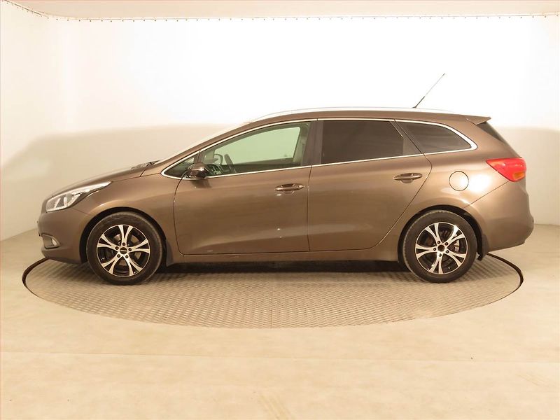 Kia Ceed (2012) 1.4 CVVT, Serv.kniha, Tempomat - fotka 3 z 17