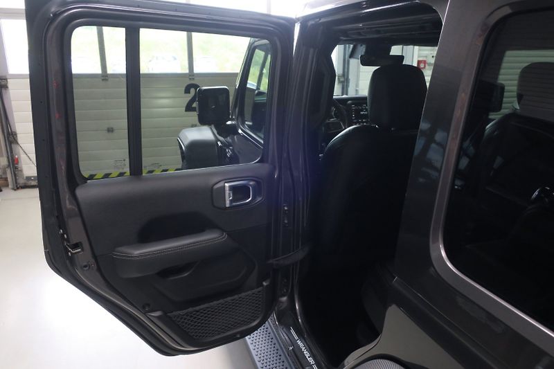 Jeep Wrangler (2022) 2.0 4xe PHEV Unlimited Sahara - fotka 43 z 50