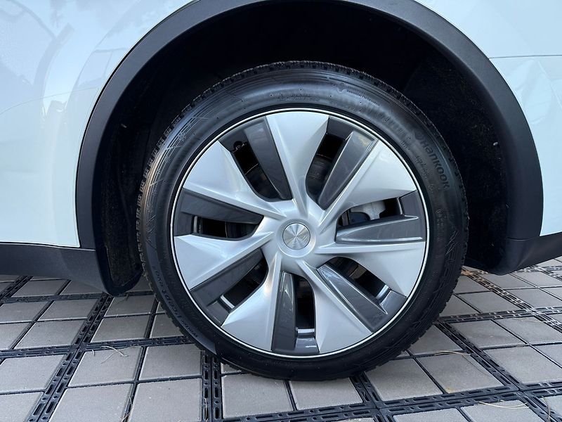 Tesla Model Y Long Range AWD - fotka 7 z 38