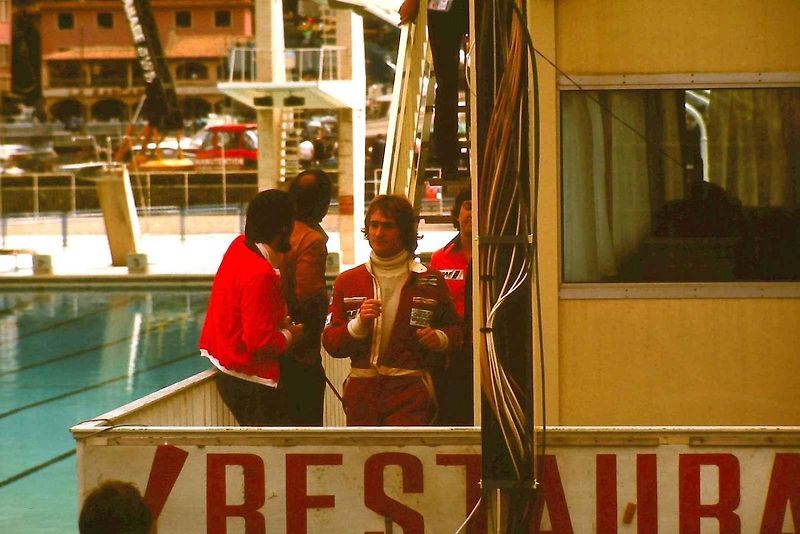 Vpředu Emerson Fittipaldi s vozem Fittipaldi FD04 a za ním Rupert Keegan s vozem Hesketh 308E při GP Monaka 1977.