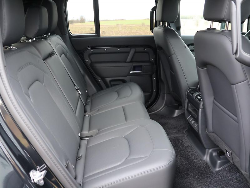 Land Rover Defender 5,0 110 P425 X-DYNAMIC CZ DPH - fotka 15 z 39