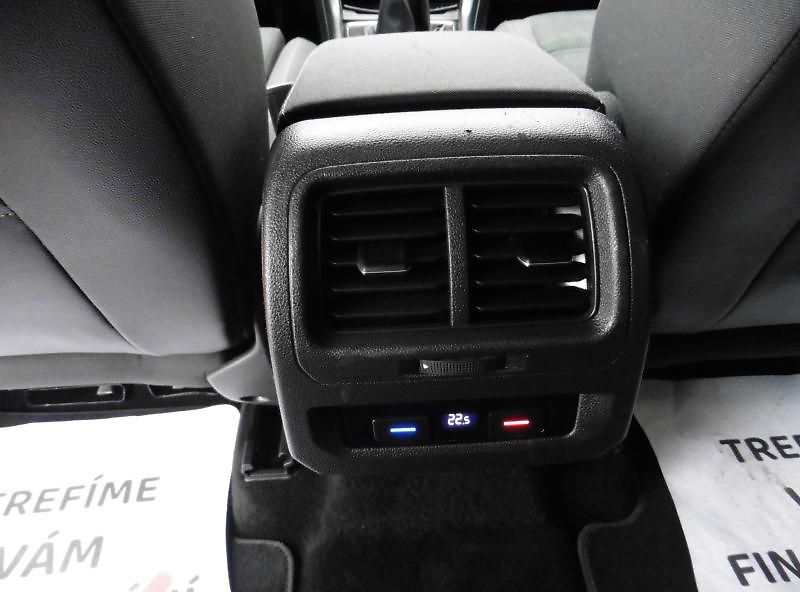 Volkswagen Touran 2,0 TDi Highline Navi - fotka 9 z 19