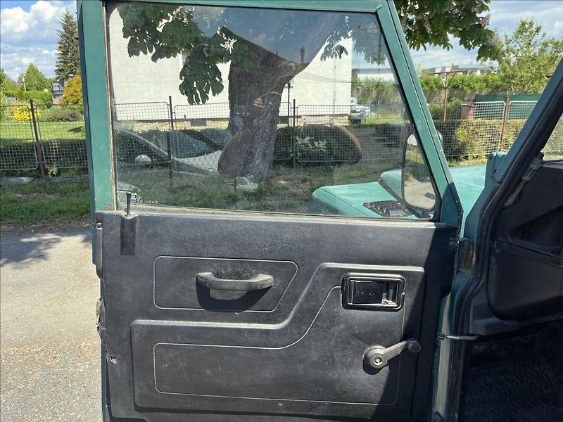Land Rover Defender 2,5 d 83kW  LR 90 7 míst - fotka 11 z 29