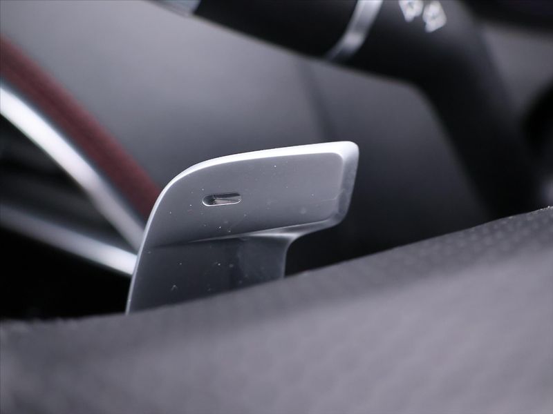 Jaguar XE 2,0 P300 221kW R-Dynamic DPH - fotka 23 z 43