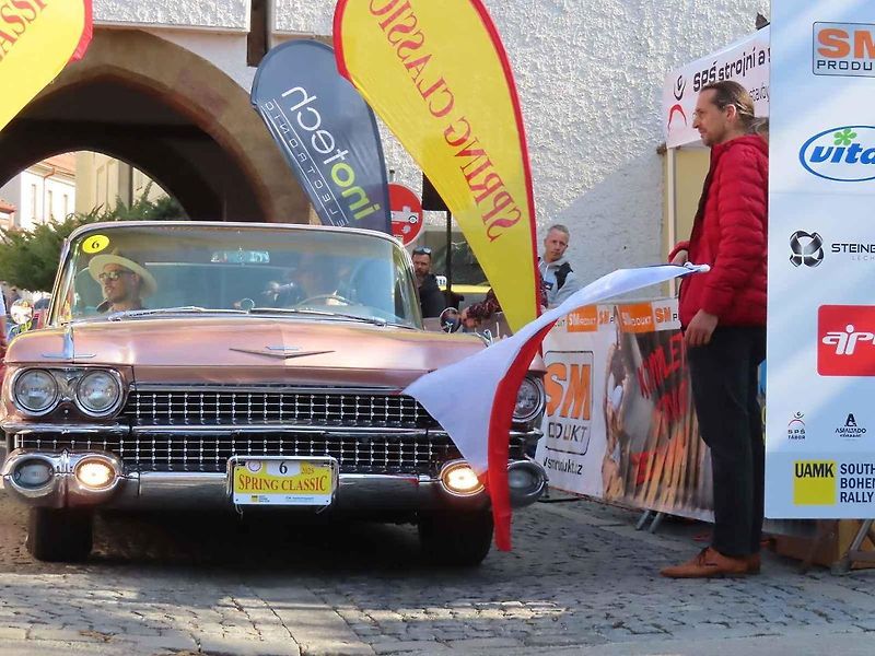 Michal a Jonáš Pavlíčkovi na startu. Rallye Spring Classic startovalo v sobotu 12. dubna dopoledne z jihočeského Tábora. Na trasu 231 kilometrů vyrazilo 100 posádek.