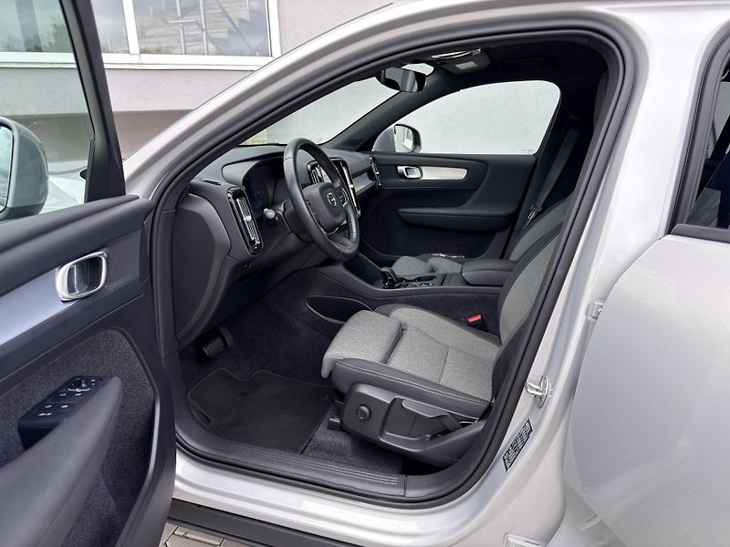 Volvo XC40 B3 FWD // CORE // 1. maj. //ČR - fotka 11 z 36