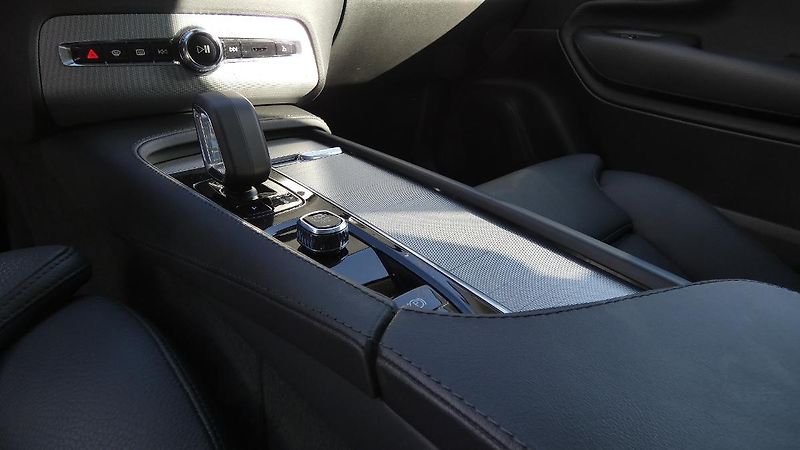 Volvo XC90 B5 AWD Plus Bright 7 míst - fotka 6 z 27