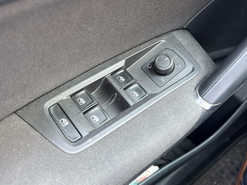 Volkswagen Touran (2023) 1.5 TSI 110 kw REZERVACE - fotka 21 z 25