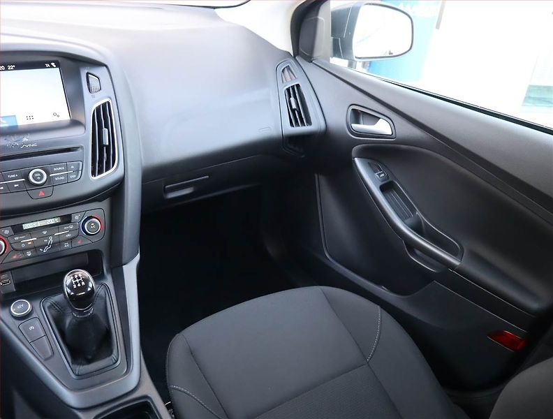 Ford Focus (2018) 1.0 EcoBoost, Tempomat - fotka 8 z 17