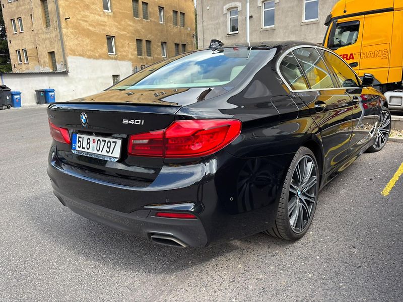 BMW Řada 5 (2019) 540i Xdrive Mpaket - fotka 2 z 12