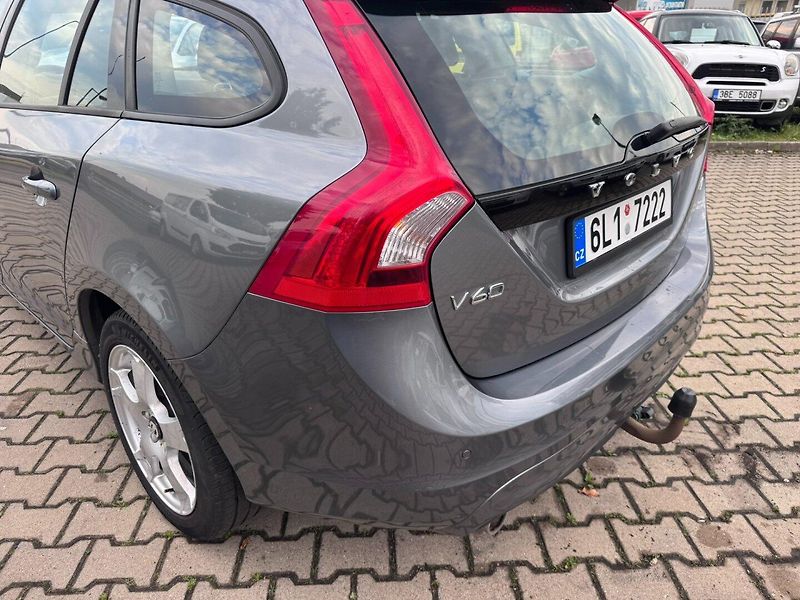 Volvo V60 (2016) D2 2,0D 88 KW TAŽNÉ - fotka 12 z 48