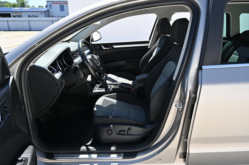 Škoda Superb 2.0TDI 103KW Ambition 9/2012 - fotka 25 z 38
