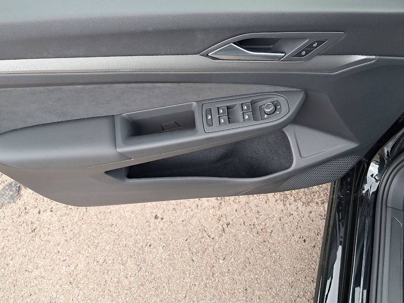 Volkswagen Golf (2024) STYLE 1.5 E-TSI / 85 kW DSG7 M - fotka 14 z 26
