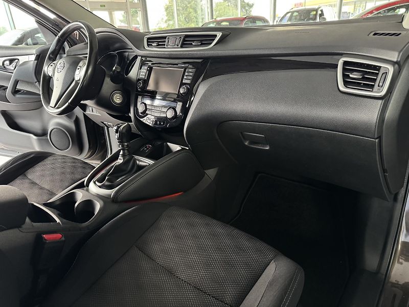 Nissan Qashqai 1,2DIG-T*Navi*Kamera*Tažné*ČR - fotka 13 z 32