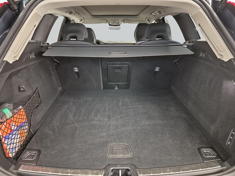 Volvo XC60 B5 AWD Ultra Dark VZDUCH TAŽNÉ - fotka 8 z 15