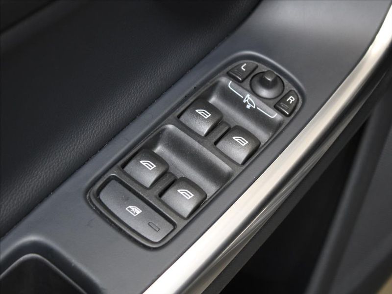 Volvo V60 2,0 D3 110kW AT Mom.NAVI Light - fotka 13 z 18