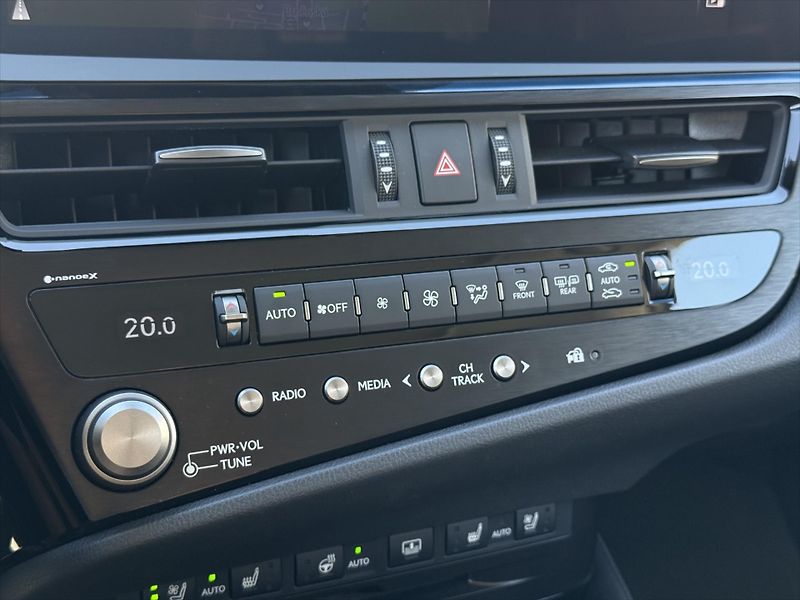 Lexus ES 300h 2,5 Prestige  ES - fotka 16 z 19