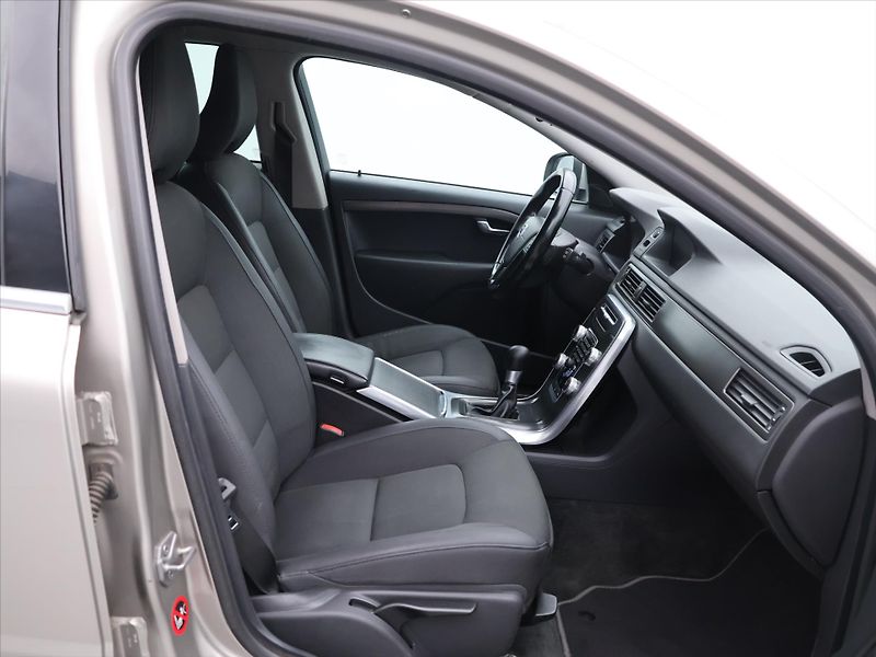 Volvo V70 2,0 D3 100kW Kinetic Dynamic D - fotka 9 z 23