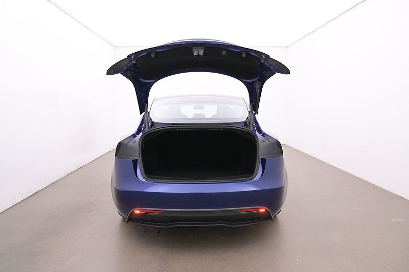 Tesla Model 3 Long Range AWD Highland - fotka 21 z 23