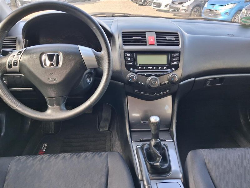 Honda Accord 2,0 114kw - fotka 10 z 14