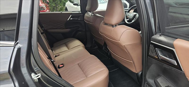Mitsubishi Outlander 2,4 PHEV 4x4  INSTYLE - fotka 13 z 18