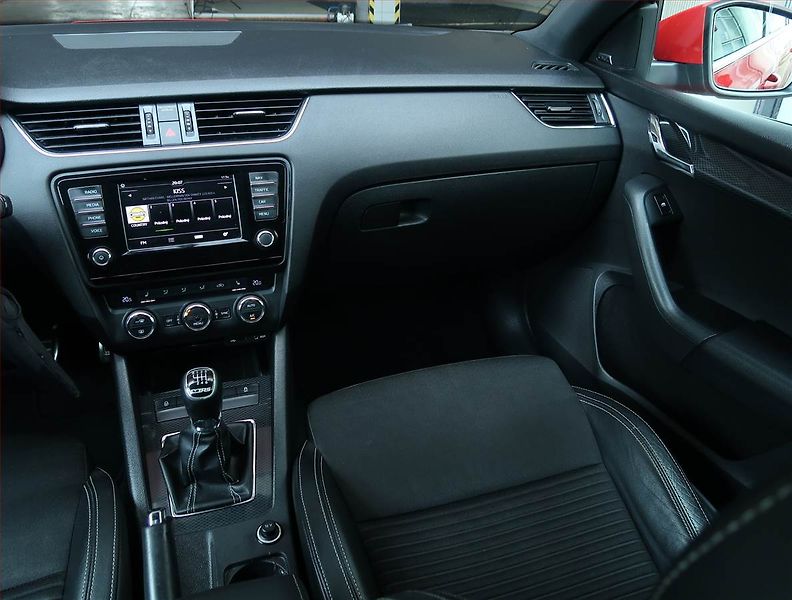 Škoda Octavia (2015) 2.0 TDI, Kůže, Navi, Bi-Xenony - fotka 8 z 19