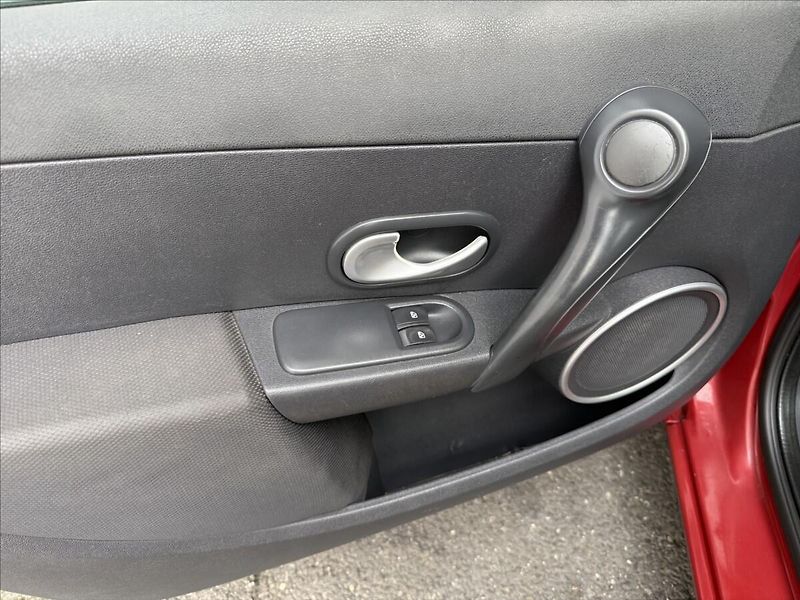Renault Clio 1,6 16V klima,nová STK,2x kola - fotka 16 z 22