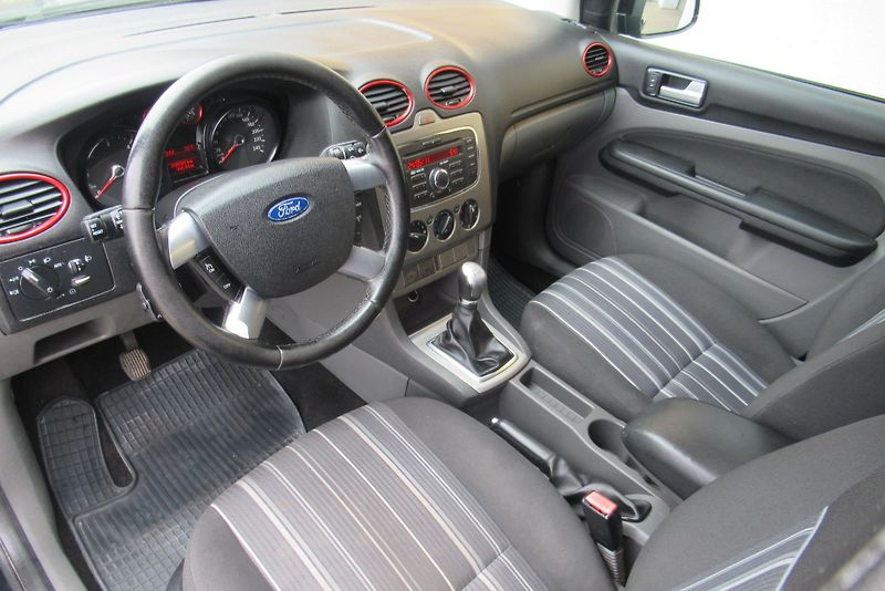 Ford Focus 1.6 TDCi KLIMA  - fotka 9 z 17
