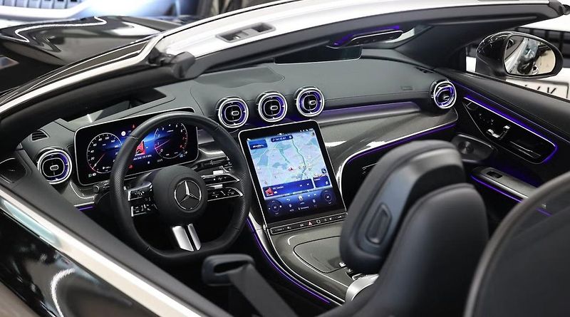 Mercedes-Benz CLE 300 4M AMG premium 360k HuD - fotka 9 z 22