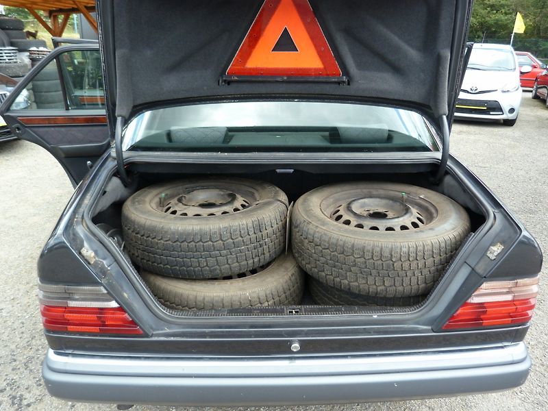 Mercedes-Benz 124 250 D - fotka 20 z 29