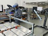 Příprava na vyjmutí modulu. Technik po odpojení a vyjmutí šroubů nejdřív „odtrhne“ baterii z termovodivé pasty