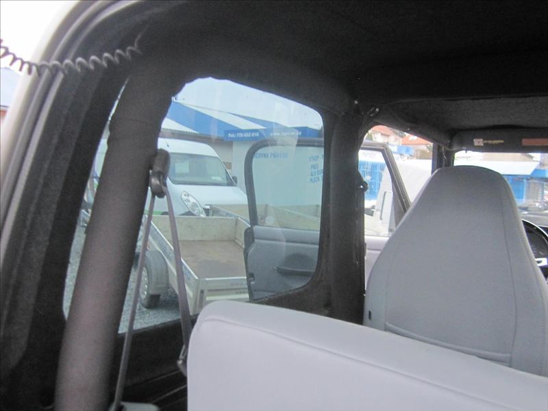 Jeep Wrangler 2.5i 4x4, Hardtop - fotka 33 z 38