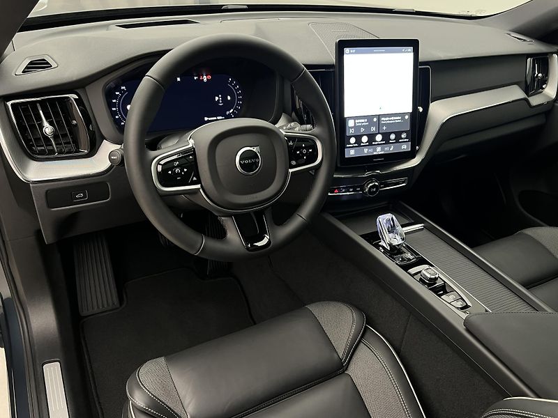 Volvo XC60 B5 AWD BLACK EDITION PLUS AUT  - fotka 4 z 43