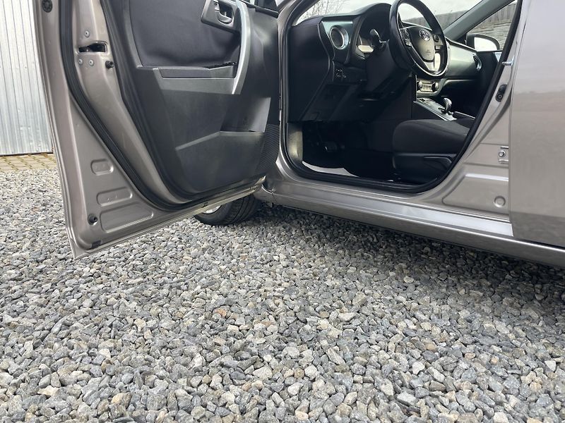 Toyota Auris 1.8i 16v HYBRID AUT NAVI CAM!! - fotka 76 z 166