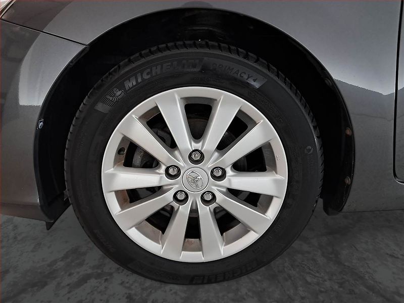 Toyota Auris (2010) 1.3 Dual VVT-i, Park. senzory - fotka 15 z 16