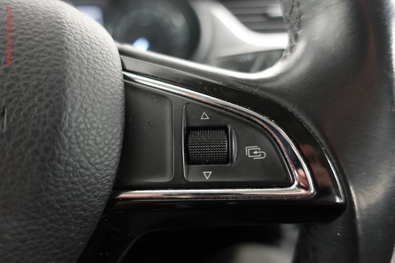 Škoda Octavia (2013) 1.6 TDi, ČR, Elegance - fotka 17 z 23