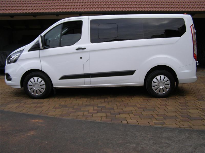 Ford Tourneo Custom 2,0   MINIBUS CUSTOM Facelift - fotka 2 z 28