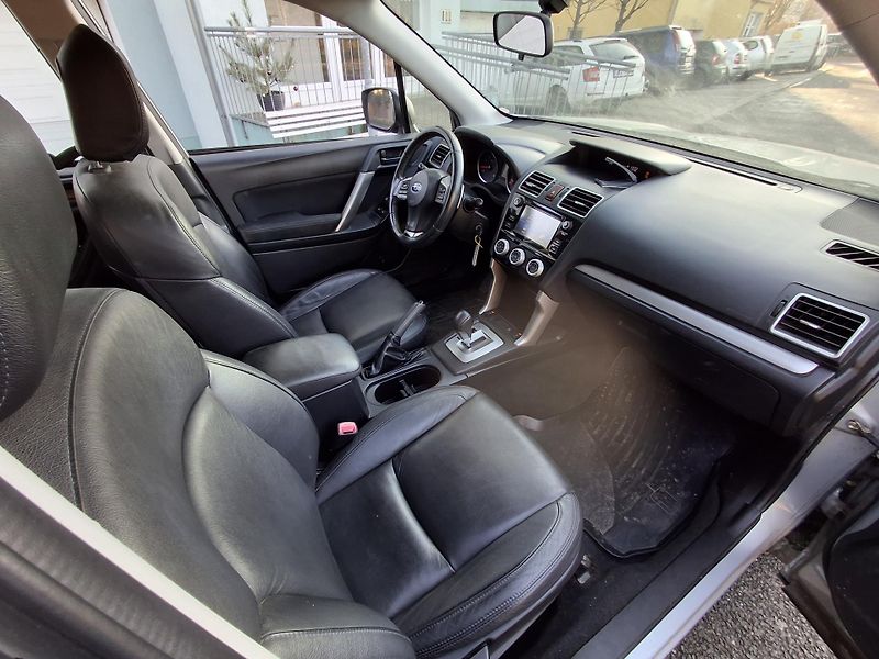 Subaru Forester 2.0 benzin  Rezervace - fotka 21 z 43