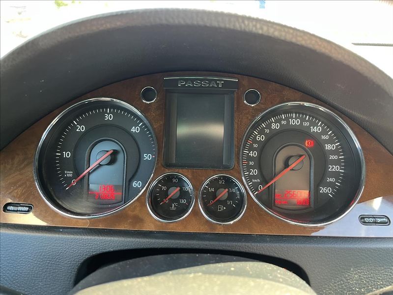 Volkswagen Passat Variant 2,0 TDi DSG KLIMA SERVIS - fotka 23 z 32