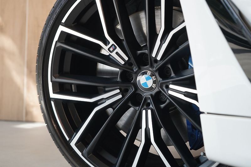 BMW Řada 5 M550i xDrive, Nezávislé, Laser - fotka 15 z 50