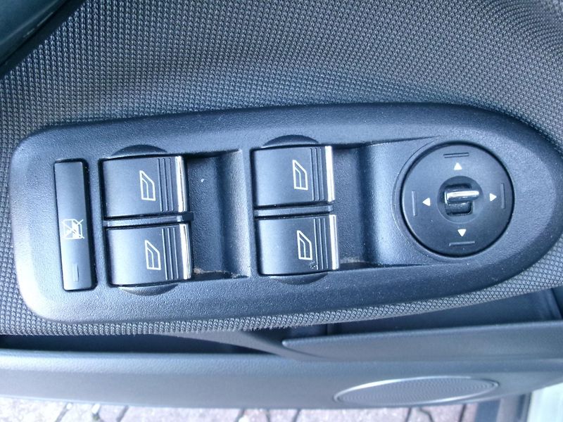 Ford Kuga 2,0TDCI AUTOKLIMA 4x4 TAŽNÉ - fotka 22 z 30