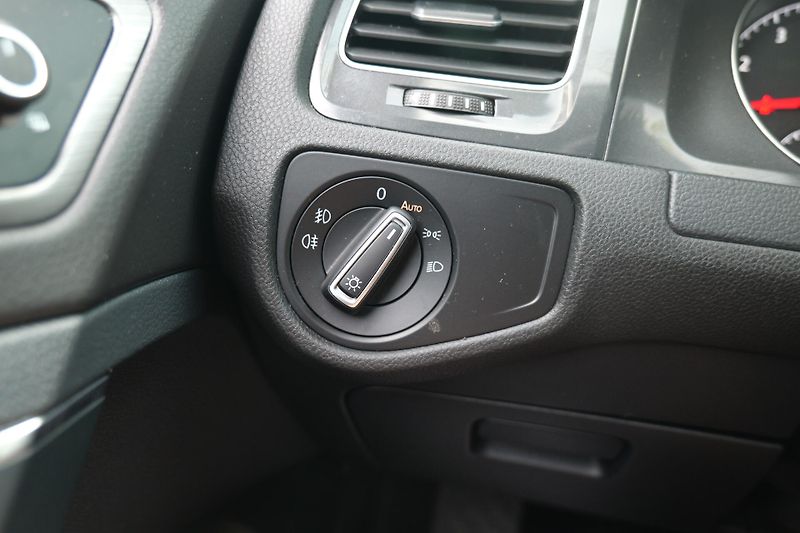 Volkswagen Golf 1.5 TSI DSG CarPlay ACC Senzor - fotka 29 z 31