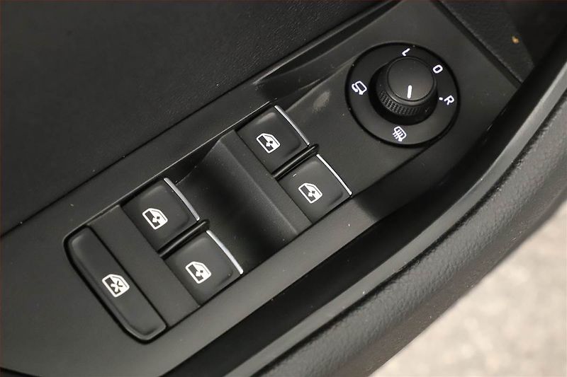 Škoda Superb (2017) 1.6 TDI, Navi, Xenony - fotka 9 z 20