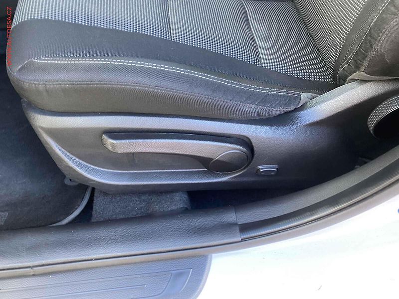 Hyundai i30 (2017) 1.6GDi, ČR, AC, temp - fotka 14 z 16