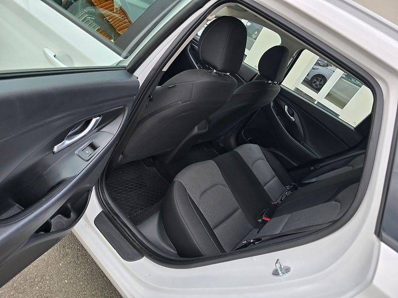 Hyundai i30 1.5i COMFORT LED KAMERA NAVI - fotka 35 z 41