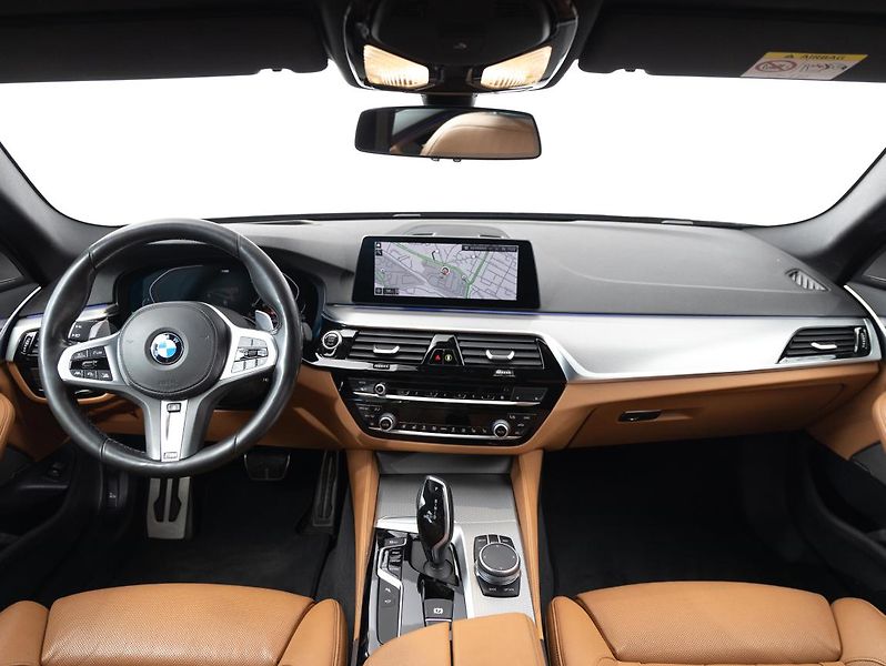 BMW Řada 5 530d xDrive Touring - fotka 13 z 22