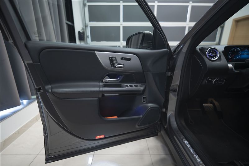 Mercedes-Benz GLB 2,0 200d 4MATIC NAVI KAMERA ČR - fotka 19 z 47
